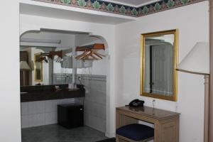 Phòng tắm tại Best Whittier Inn