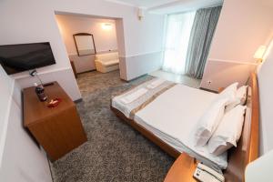 
Un pat sau paturi într-o cameră la Hotel Bavaria Blu
