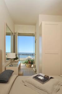sypialnia z łóżkiem i widokiem na ocean w obiekcie Hotel Gradara w mieście Bellaria-Igea Marina
