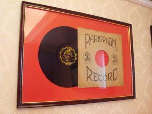 a picture of a vinyl record in a frame at Tanguero Hotel Boutique Antique in Buenos Aires