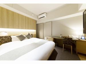 Tempat tidur dalam kamar di HOTEL HILLARYS Shinsaibashi