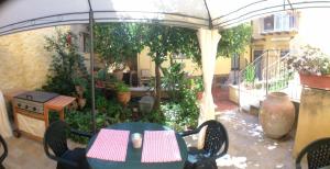 Patio alebo iná vonkajšia časť ubytovania B&B Il Melograno Antico con Terrazza e Giardino