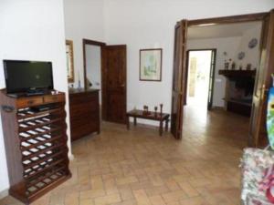 - un salon avec une télévision sur une commode en bois dans l'établissement Casetta sul Lago, à Bolsena
