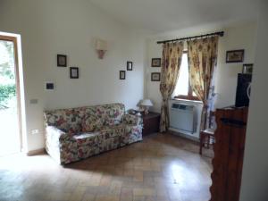 uma sala de estar com um sofá e uma janela em Casetta sul Lago em Bolsena