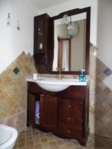 La salle de bains est pourvue d'un lavabo et d'un miroir. dans l'établissement Casetta sul Lago, à Bolsena