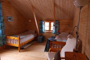 a room with two beds in a cabin at Pensionat Sågknorren in Bygget