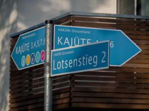 twee blauwe straatborden bovenop een paal bij Lotsenstieg 2 Kajuete 03 in Ostseebad Karlshagen