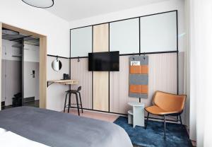 1 dormitorio con cama, silla y escritorio en CPH Hotel, en Copenhague