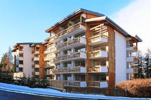 ムジェーヴにあるMegève Great apartment Lesporting Ski - AE 303のバルコニー付きのアパートメントビルディング