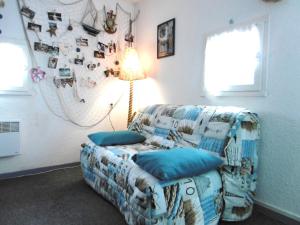 a living room with a couch and a lamp at KERRIAN in Arzon