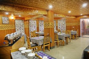 Restoran või mõni muu söögikoht majutusasutuses Hotel Centre Point