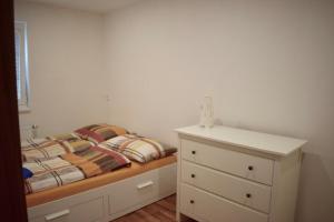 Tempat tidur dalam kamar di Apartmány pod sjezdovkou