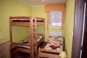 Tempat tidur dalam kamar di Apartmány pod sjezdovkou