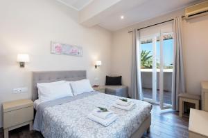 een slaapkamer met een bed met twee handdoeken erop bij Anita in Perama