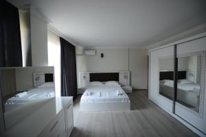 Postel nebo postele na pokoji v ubytování Hotel Aristocrat Batumi