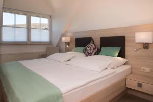 リューデスハイム・アム・ラインにあるEnjoy Ruedesheimのベッドルーム1室(大きな白いベッド1台、枕2つ付)