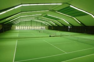 una pista de tenis en un edificio con luces en Trans World Hotel Auefeld, en Hannoversch Münden