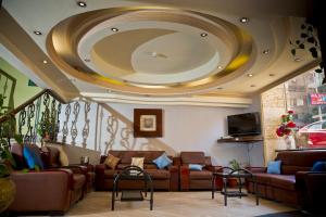 een lobby met banken en een groot plafond bij Havana Hotel Cairo in Caïro
