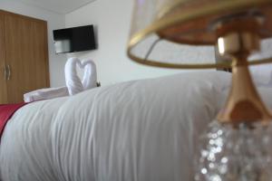 Llit o llits en una habitació de Dakhla Sur Mer Hôtel