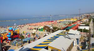 uma praia com um parque de diversões com uma montanha-russa em Villa Lilly em Falconara Marittima