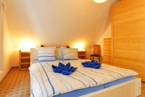 トラッセンハイデにあるStrandstrasse 21 Fewo 08のベッドルーム1室(青い花のベッド1台付)
