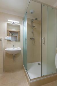 Bilik mandi di Hotel Ungar