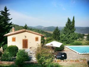 een huis en een zwembad in een tuin bij Belvilla by OYO Villa Ribattolino in Sasso Pisano