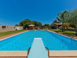 uma grande piscina com água azul em Belvilla by OYO Carta Dieci em Cinisi