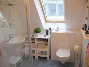 トラッセンハイデにあるStrandstrasse 21 Fewo 06のバスルーム(洗面台、トイレ、窓付)