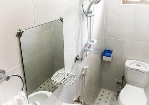 Un baño con ducha, inodoro y lavabo. en Mama Wilsen House, en Arusha 15 fotos más