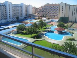 arial view of a swimming pool in a resort at PRECIOSO APARTATAMENTO JUNTO AL MAR in Peñíscola