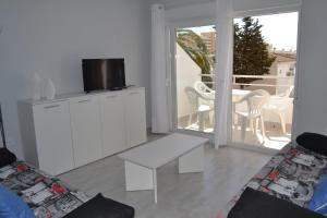 a living room with a couch and a table at PRECIOSO APARTATAMENTO JUNTO AL MAR in Peñíscola