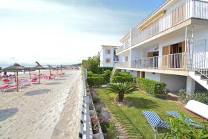 アルクーディアにあるApartamento Fantastic 174 by Mallorca Charmeのリゾートのバルコニーからビーチの景色を望めます。