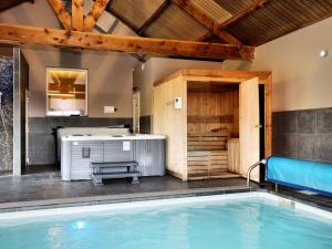 Villers-Sainte-GertrudeにあるModern Villa in Durbuy with Swimming Poolのバスルーム付きの家のスイミングプール