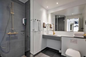 Bilik mandi di KOMPAS Hotel Aalborg