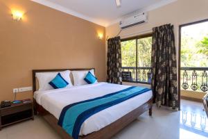 Tempat tidur dalam kamar di Rendezvous Beach Resort Panjim