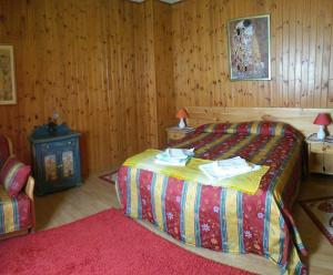 a bedroom with a bed and a wooden wall at Baita Layet in Breuil-Cervinia