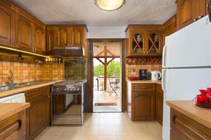 Kuchyň nebo kuchyňský kout v ubytování Villa Agia Paraskevi + 15 fotografií