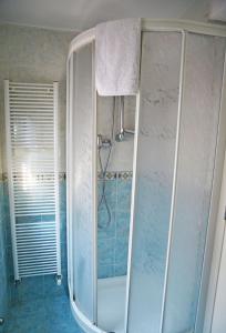 a shower with a glass door in a bathroom at Oceano Mare B&B in Venice
