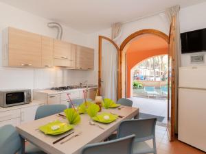 a kitchen and dining room with a table and chairs at Bungalow in Po Delta Park with Beach Access in Lido di Spina