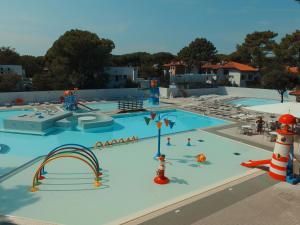 Uitzicht op het zwembad bij Spacious bungalow with two bathrooms on the Adriatic coast of in de buurt
