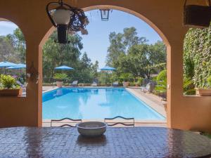 uma vista para uma piscina a partir de uma mesa com uma tigela em Characteristic mansion in Fr jus with pool em Fréjus