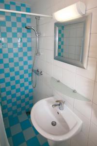 een badkamer met een wastafel en een spiegel bij DO27 Charmante Studio in Domburg in Domburg