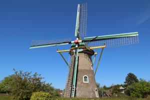 een windmolen met een zonnepaneel erop bij DO27 Charmante Studio in Domburg in Domburg