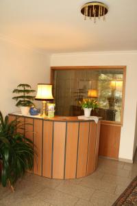 een kamer met een tafel met een lamp en planten bij Hotel Haus Hellhohl Garni in Brilon