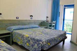A bed or beds in a room at Hotel Playa e Mare Nostrum