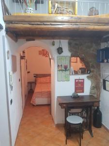 Camera piccola con tavolo e letto di L'Homme Tranquille a Salerno