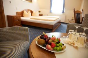 um prato de fruta numa mesa num quarto de hotel em Bed & Breakfast Hotel Müllerhof em Caputh