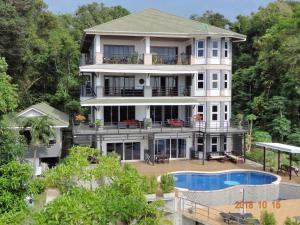 eine Luftansicht eines Hauses mit Pool in der Unterkunft White Flower Lanta in Ko Lanta