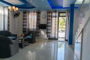 uma sala de estar com um tecto azul em Fantasea Villa - Mont Choisy em Mont Choisy